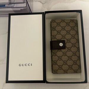 Gucci Wallet with box (authentic comes with paperwork)